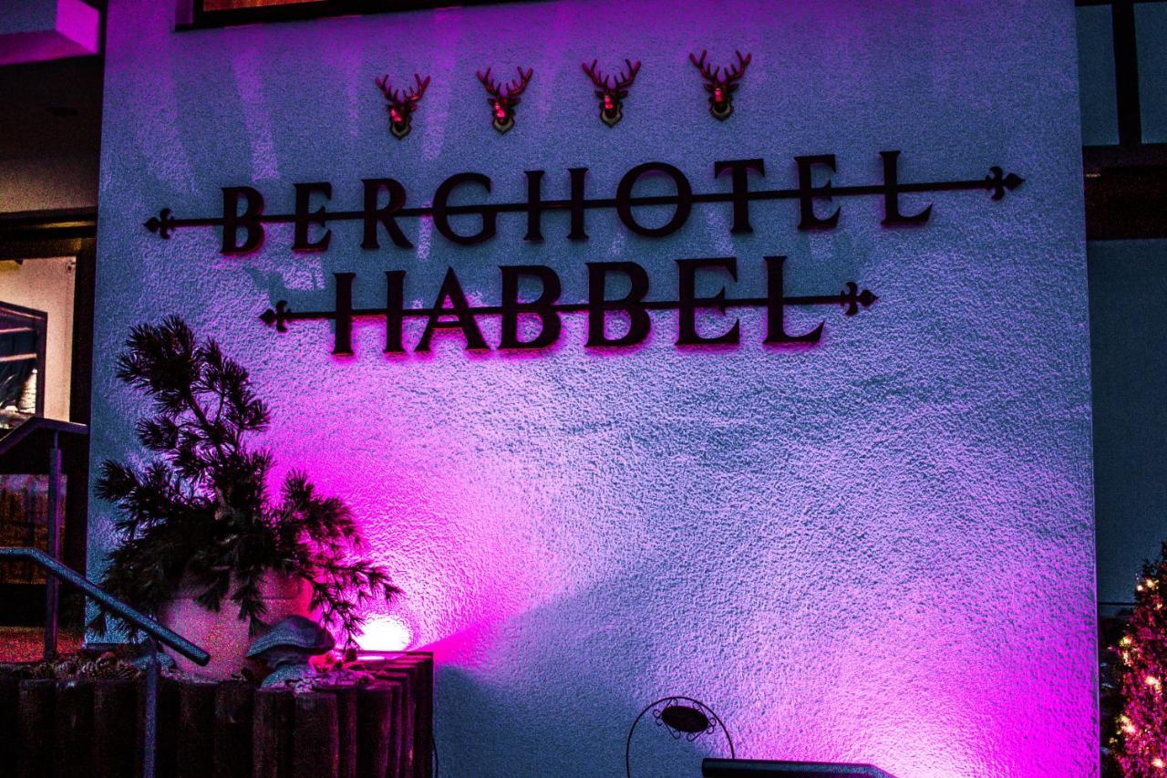 Berghotel Habbel Und Die Welt Kann Warten Cobbenrode Exterior foto