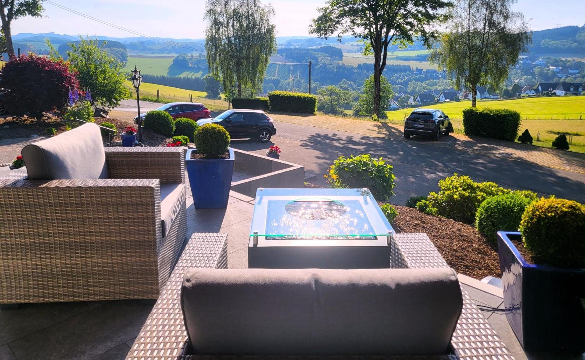 Berghotel Habbel Und Die Welt Kann Warten Cobbenrode Exterior foto