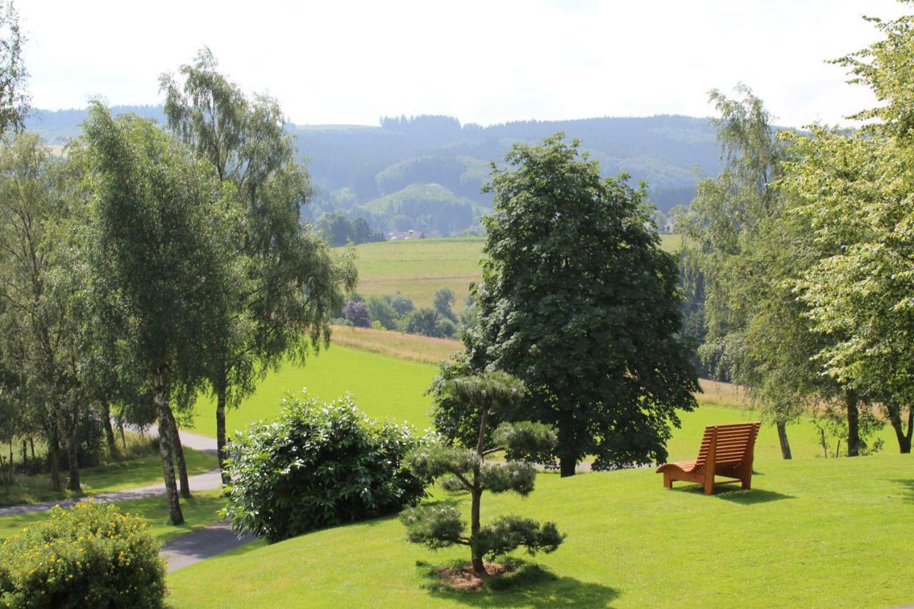 Berghotel Habbel Und Die Welt Kann Warten Cobbenrode Exterior foto