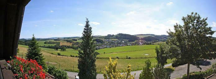 Berghotel Habbel Und Die Welt Kann Warten Cobbenrode Exterior foto